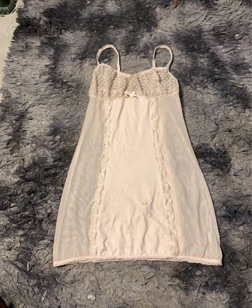 Weißes Slip-Kleid mit Spitzenbesatz