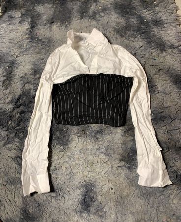 Weißes Button-Up-Hemd mit schwarzem Nadelstreifen-Corsage-Oberteil
