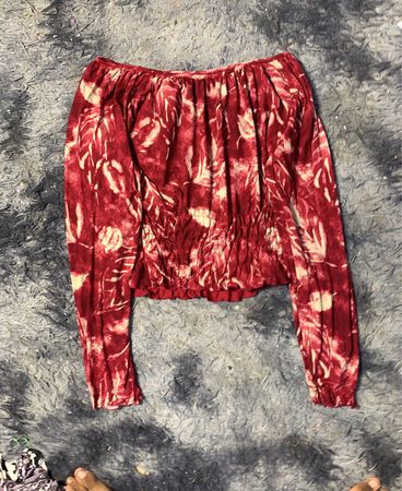 Rotes und cremefarbenes, blumiges, schulterfreies, gerafftes Croptop
