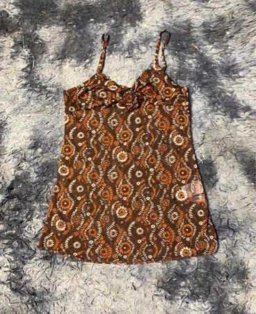 Braunes bedrucktes Slipkleid