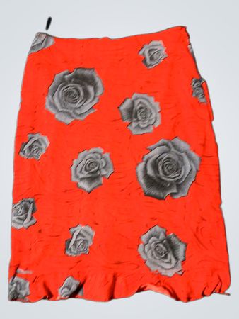 Roter Rock mit grauem Rosenmuster
