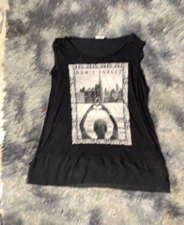 Schwarzes ärmelloses Top mit Grafikdruck