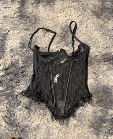 Schwarzer Spitzen-Bodysuit