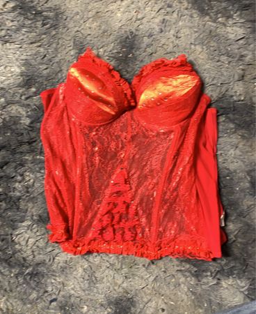 Rotes Korsett-Top mit Spitze und Strasssteinen