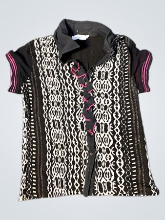 KURZÄRMELIGES BUTTON-UP-HEMD MIT SCHWARZ-UND-WEISS-MUSTER FÜR FRAUEN VON CARLO PIK
