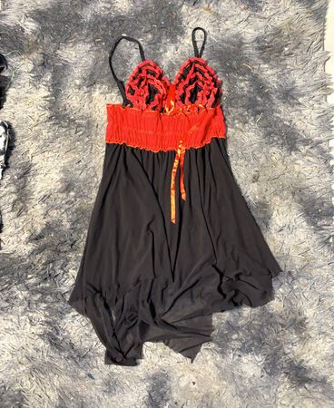 Schwarzes und rotes Babydoll-Negligé mit Spitzenbesatz und Ribbonschleife