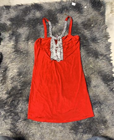 Rotes Kleid mit verziertem Ausschnitt
