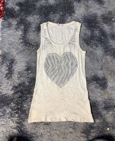 Weißes Tanktop mit Herzdesign