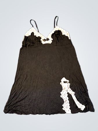 Schwarzes Nachthemd mit weißen Spitzenrändern