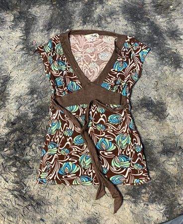 Braunes V-Ausschnitt-Top mit blauem und grünem Blumenmuster und Krawatte