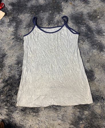Grau Spaghettiträgerkleid mit blauer Einfassung