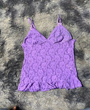 Lila Spitzen-Camisole mit Rüschen