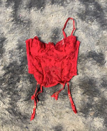 Rotes Spitzen-Corsett mit Strümpfen