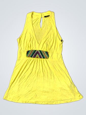 Gelbes Kleid mit verziertem Bund