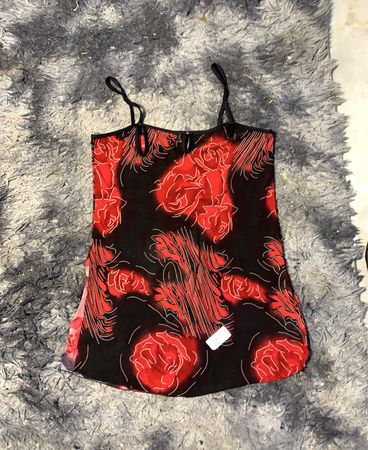 Schwarz-rotes Blumendruck-Nachthemd