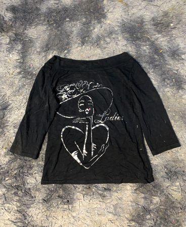 Schwarzes Langarmshirt mit grafischem Design