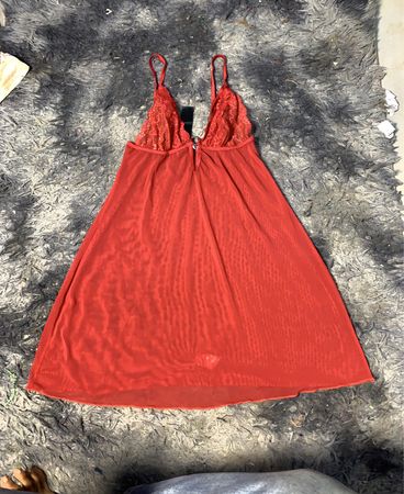 Nachtkleid mit rotem Spitzenbesatz