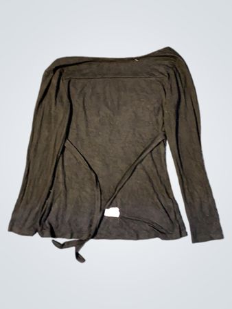 Schwarzes Langarmoberteil mit Verzierungen