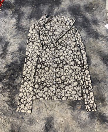 Durchsichtige Hemdbluse mit Kragen und runder Druckgrafik