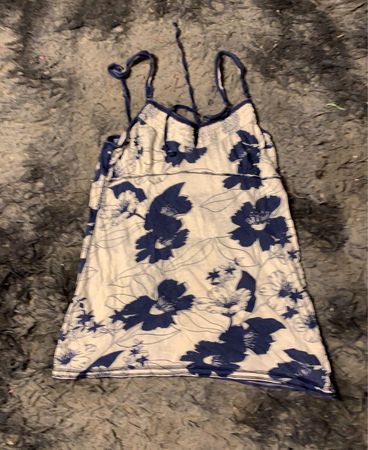 Weißes und blaues Blumenmuster-Top