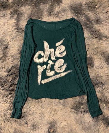 Grünes Langarmshirt mit "ché rie" Grafik