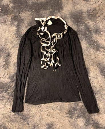 Chemise noire à manches longues avec un col à volants