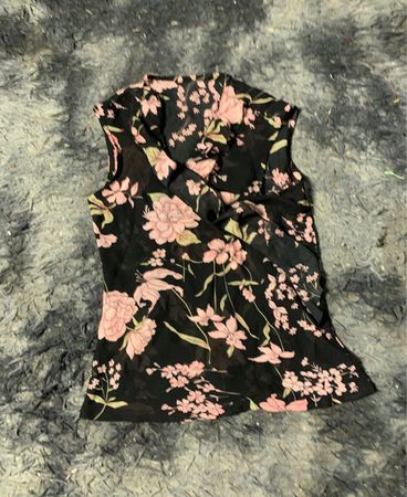 Schwarzes Blumen-Ärmelloses Top