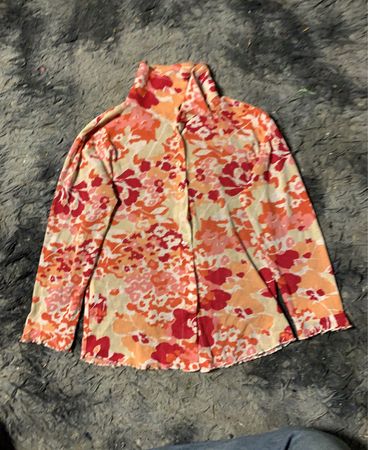 Blumenmuster-Turtleneck-Shirt