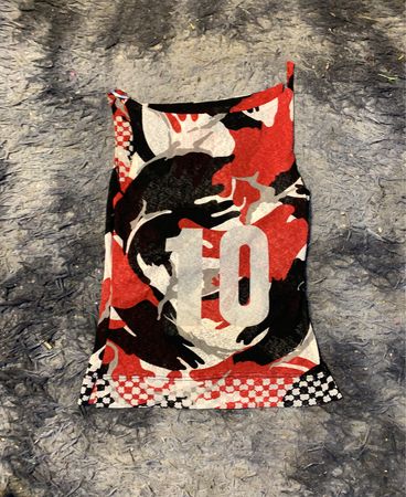 Tanktop mit Camouflage-Muster und der Nummer 10