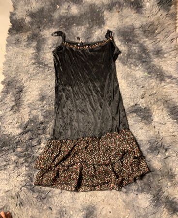 Schwarzes Slipkleid mit floralem, gestuftem Rock
