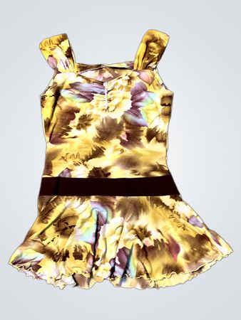 Gelbes Blumendruck-Minikleid mit braunem Bund.