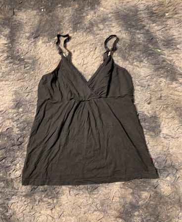 Schwarzes Top mit Spitze am Saum