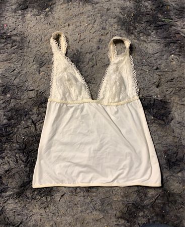 Spitzenbesetztes weißes Camisole