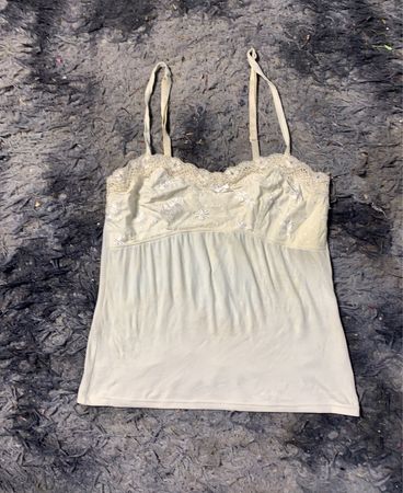 Weiße Spaghettiträgershirt mit Spitzensaum