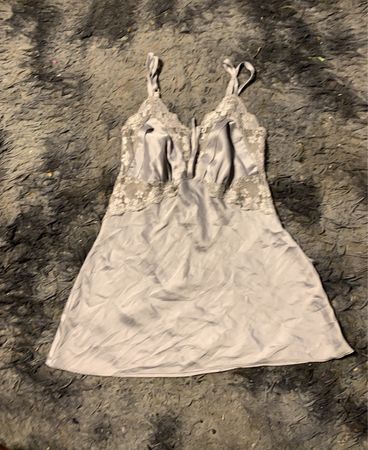 Satin Nachthemd mit Spitzenbesatz