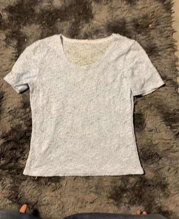 Hellblaues Spitzenshirt