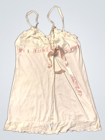 Weißes Babydoll-Nachtkleid mit rosa Band und floraler Verzierungen
