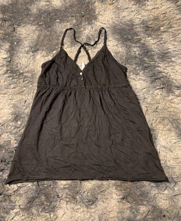 Schwarzes Spaghetti-Trägerkleid mit Knopfdetails