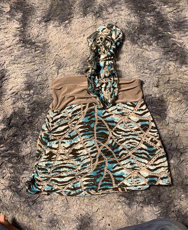 „Trägerloses Oberteil mit Animal-Print und Kettendetails“