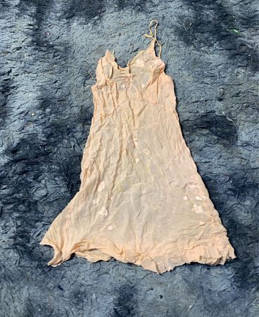 Pfirsichfarbene Slipdress mit Blumendruck