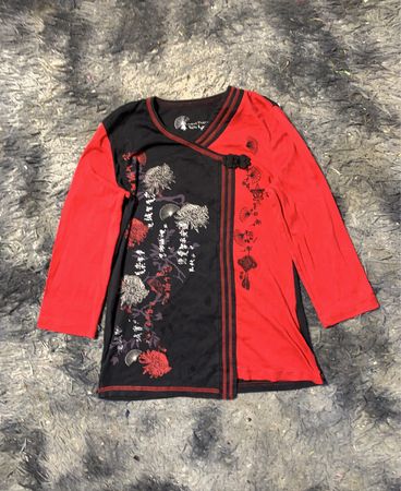 Rotes und schwarzes Langarmoberteil mit Blumen- und Fächerdruck