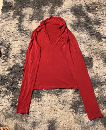 Rotes Langarmoberteil