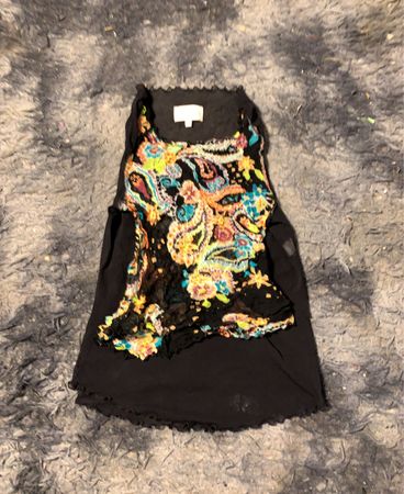 Schwarzes Tanktop mit buntem gemustertem Überzug