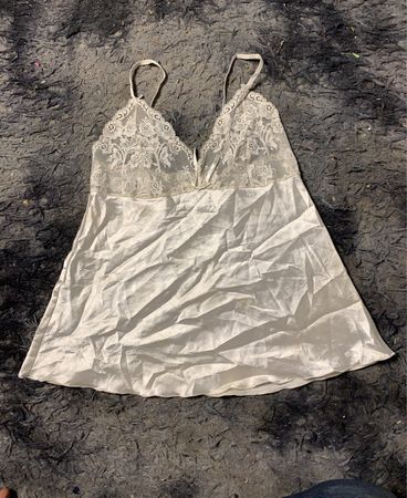 Slipkleid mit weißer Spitzenkante
