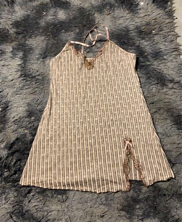 Gestreiftes Nachtkleid mit Spitzenbesatz