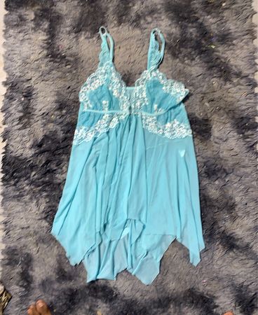Blaue Spitzen-Camisole