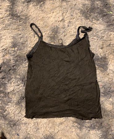 Schwarzes Top mit Spitzenbesatz