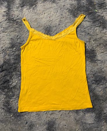 Gelbes Tanktop mit Spitzenbesatz
