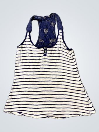 Weißes und blau gestreiftes Tanktop mit Spitzenrücken-Detail.
