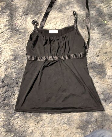 Schwarzes Trägertop mit Ripsband-Detail